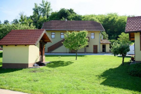 Ruralna kuca 'Villa Zagorka' za odmor sa bazenom i bočalištem